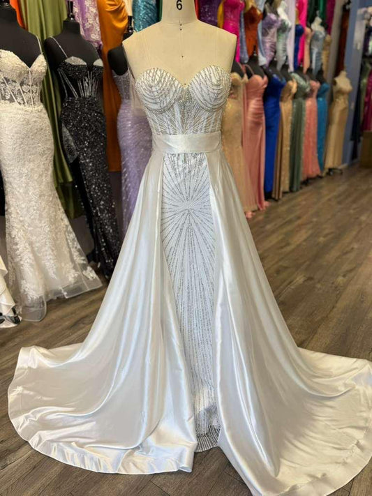 Vestido De Novia Corte Sirena Escote de corazón, detalles de brillo y corpiño transparente.