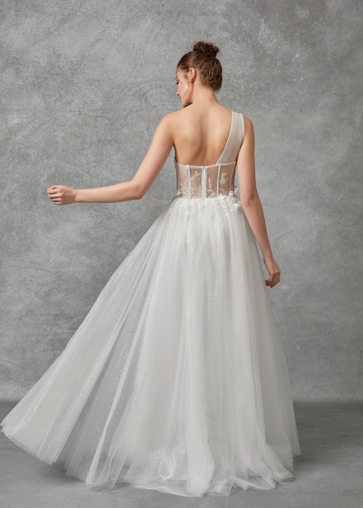 Vestido de Novia con un Hombro, corse y caida en A Color Blanquecino.