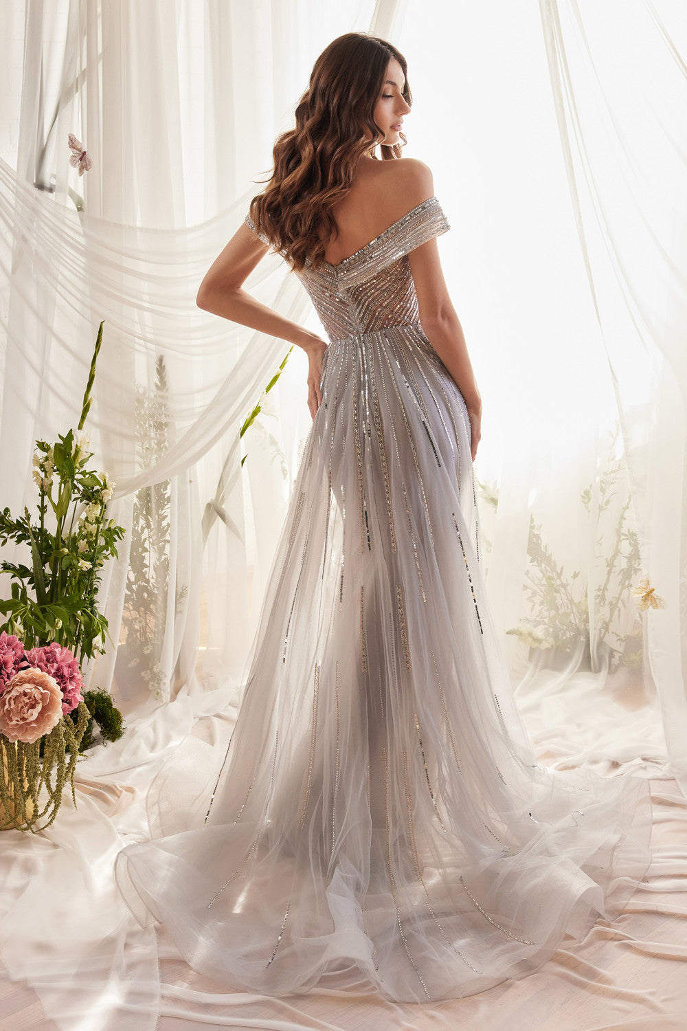 Vestido con Sobrefalda, cuentas en corte de sirena Color Silver