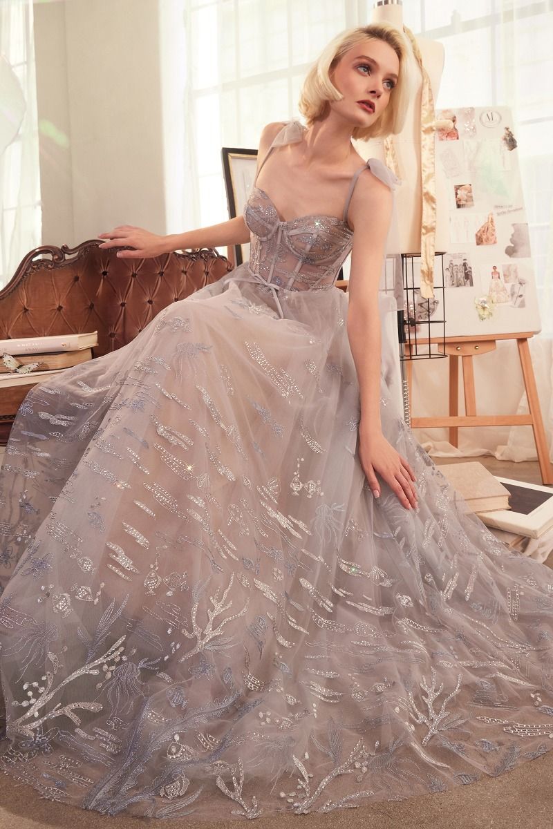 Vestido Línea A Escote corazón, motivo Aguamarina Bordado y tirantes de Tul Anudados Color Silver.