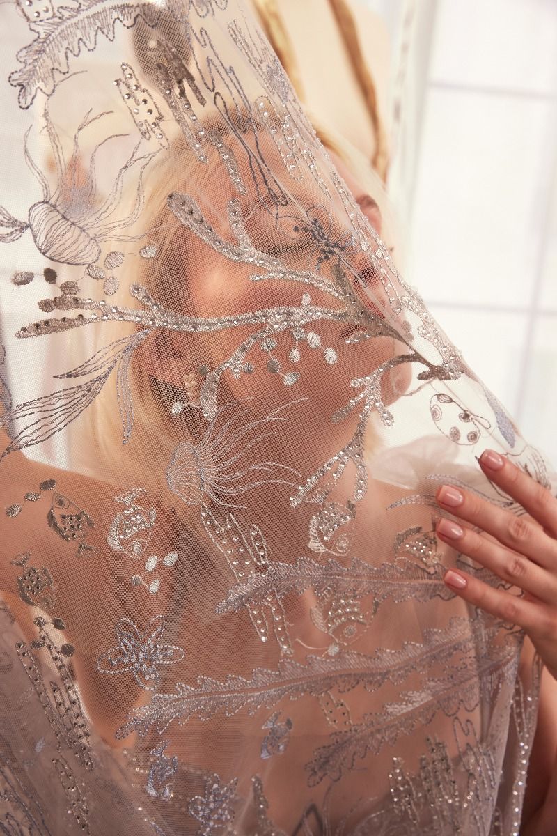 Vestido Línea A Escote corazón, motivo Aguamarina Bordado y tirantes de Tul Anudados Color Silver.