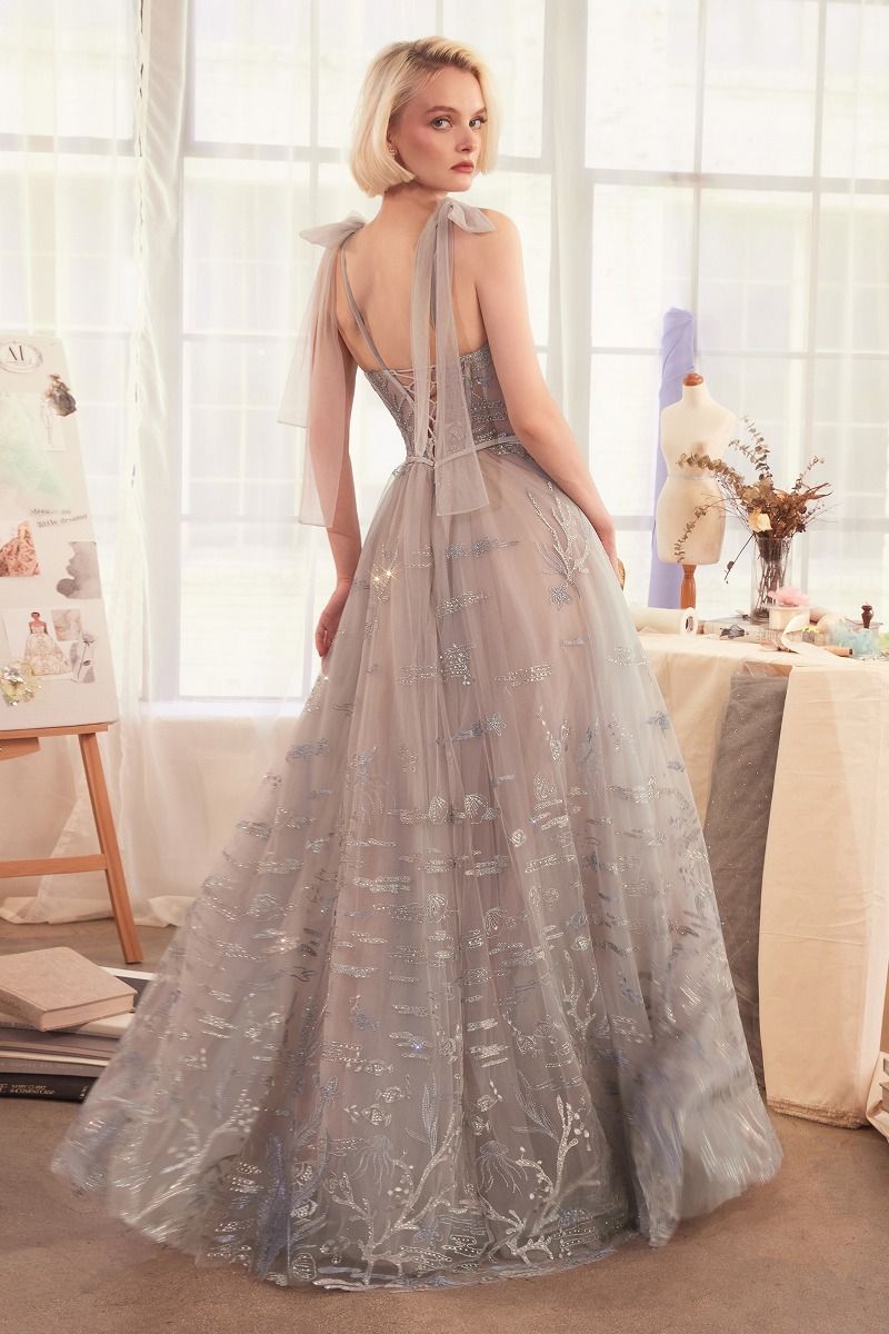 Vestido Línea A Escote corazón, motivo Aguamarina Bordado y tirantes de Tul Anudados Color Silver.