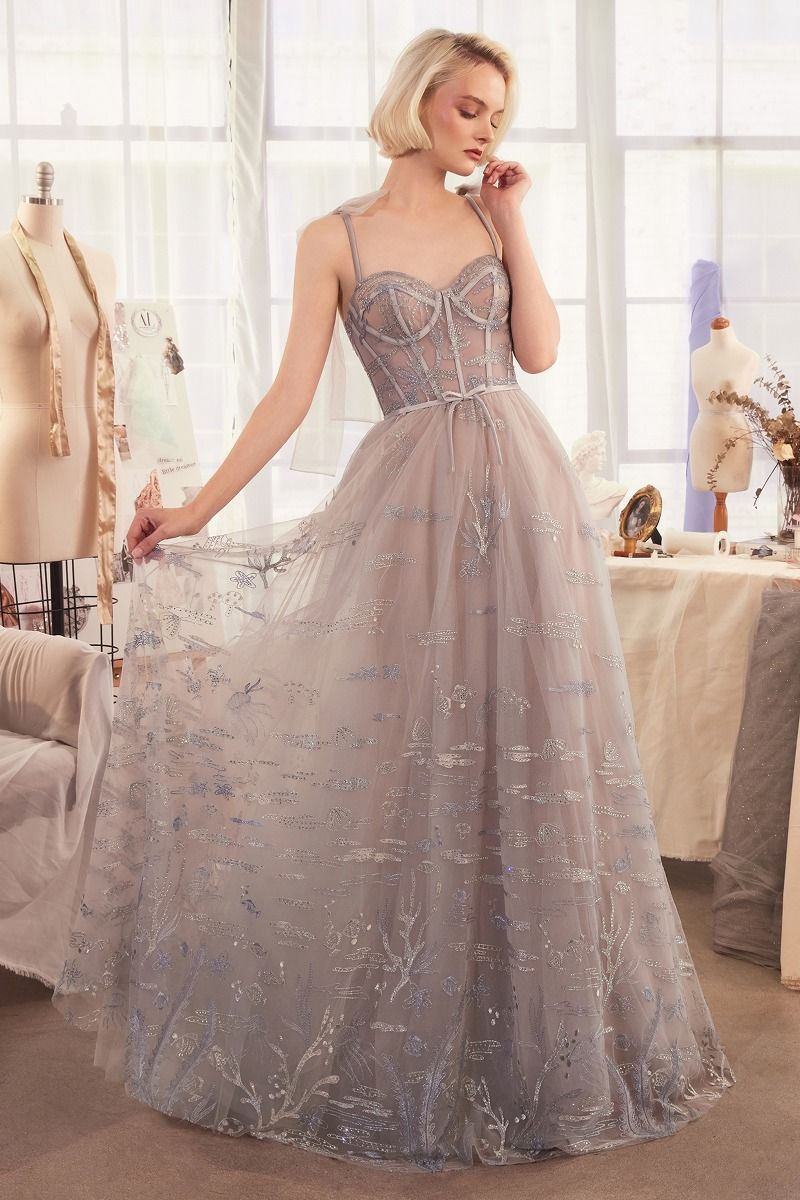 Vestido Línea A Escote corazón, motivo Aguamarina Bordado y tirantes de Tul Anudados Color Silver.