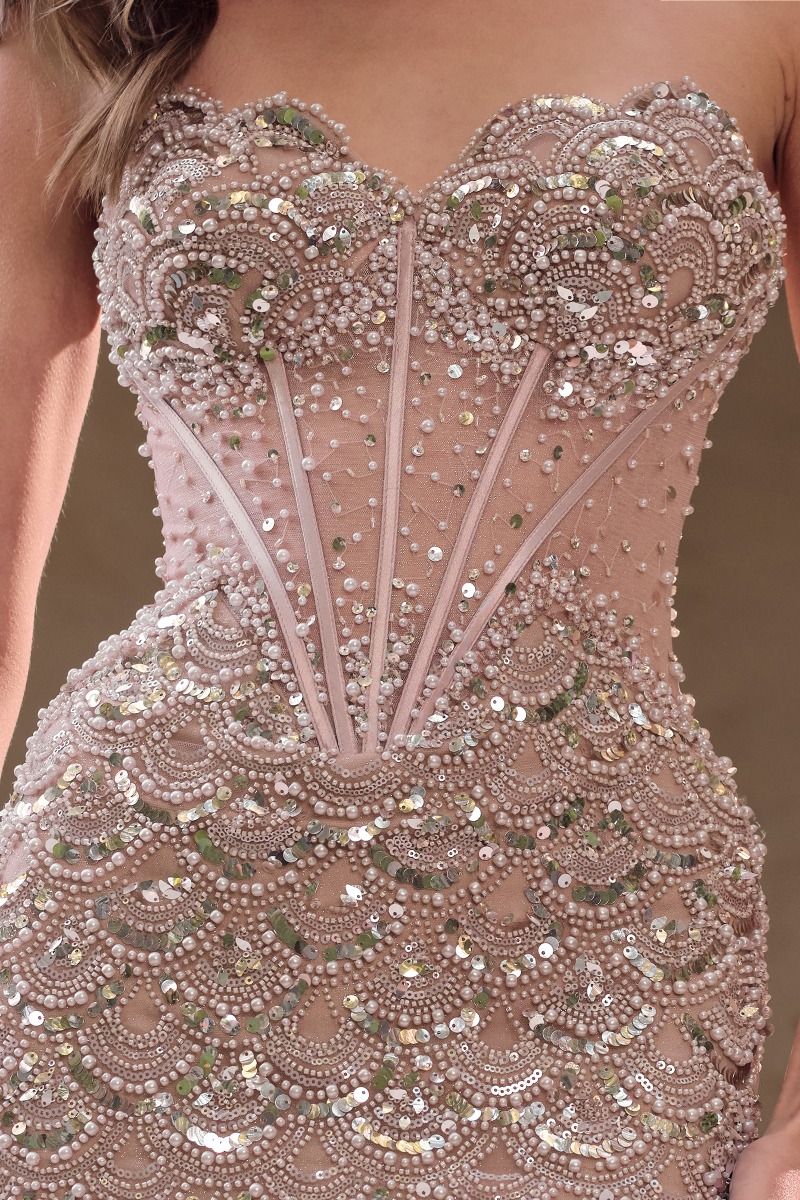 Vestido Corte Sirena con Escote de Corazón Tipo Corsé Transparente con Aplicaciones en Perlas, Lentejuelas y Cristales, Color Nude Gold