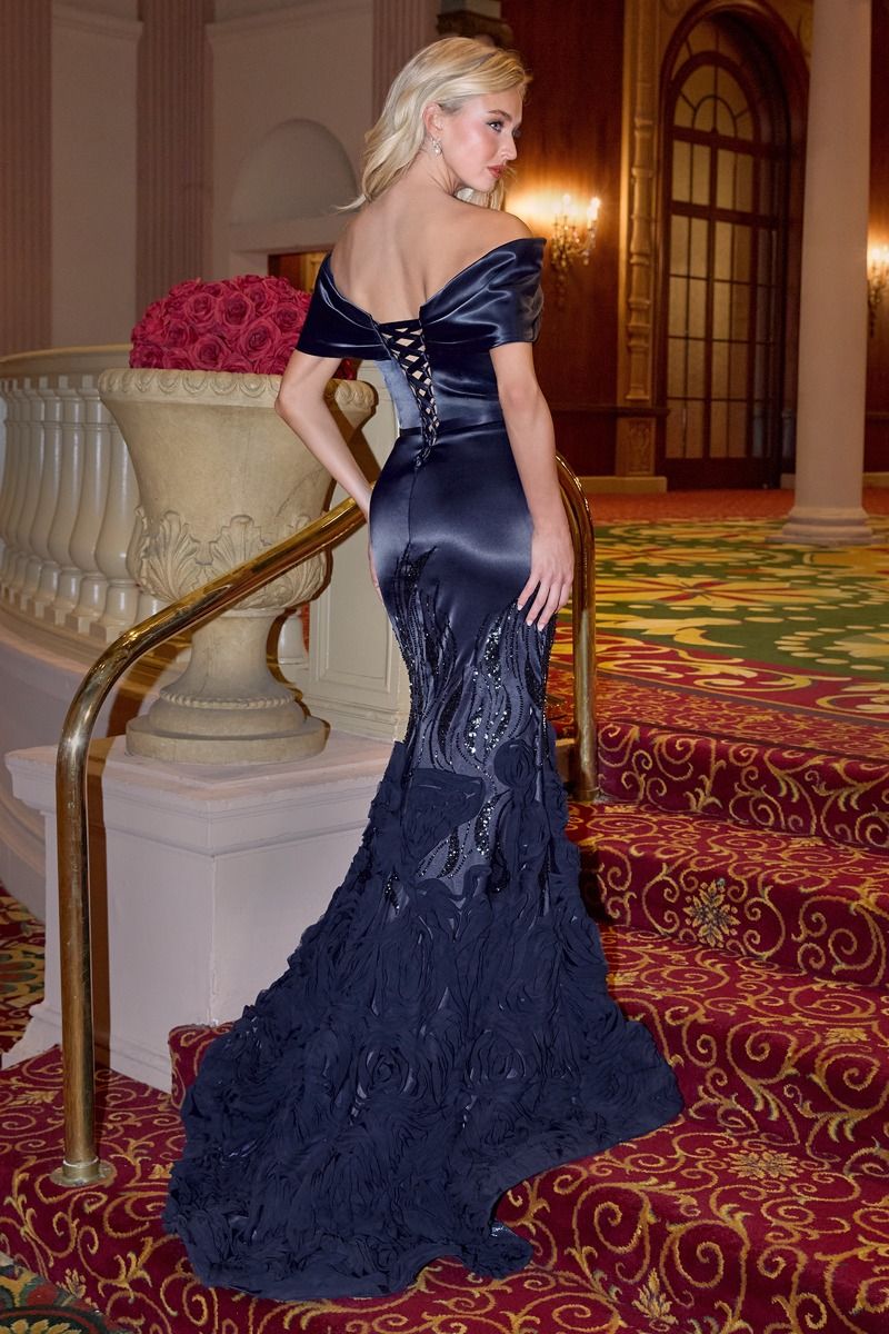 Vestido Escote plisado con Hombros Descubiertos, Corpiño Ajustado, Falda con Textura de Rosetas y Lentejuelas, Color Navy