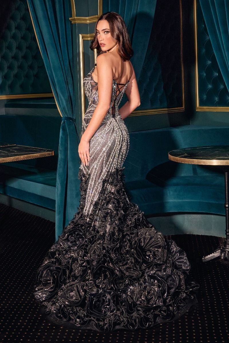 Vestido con Escote Pronunciado, Corte Ajustado a la Cadera, Falda de Organza con Rosetas en ascada.
