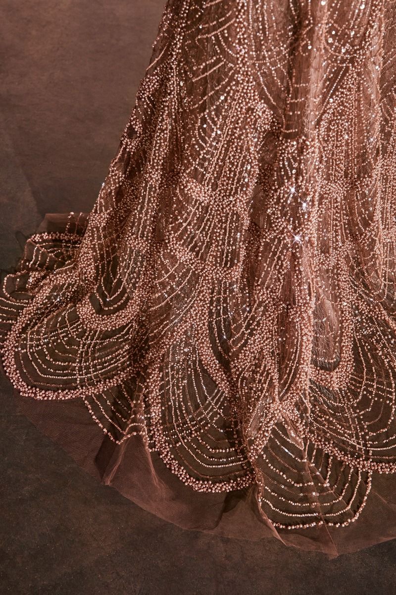 Vestido Ajustado y Con Vuelos Totalmente Adornados Color Sienna.