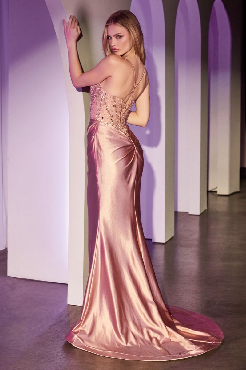 Vestido Corte Sirena Con Decorado de Pederería en el Busto Color Rose Gold.