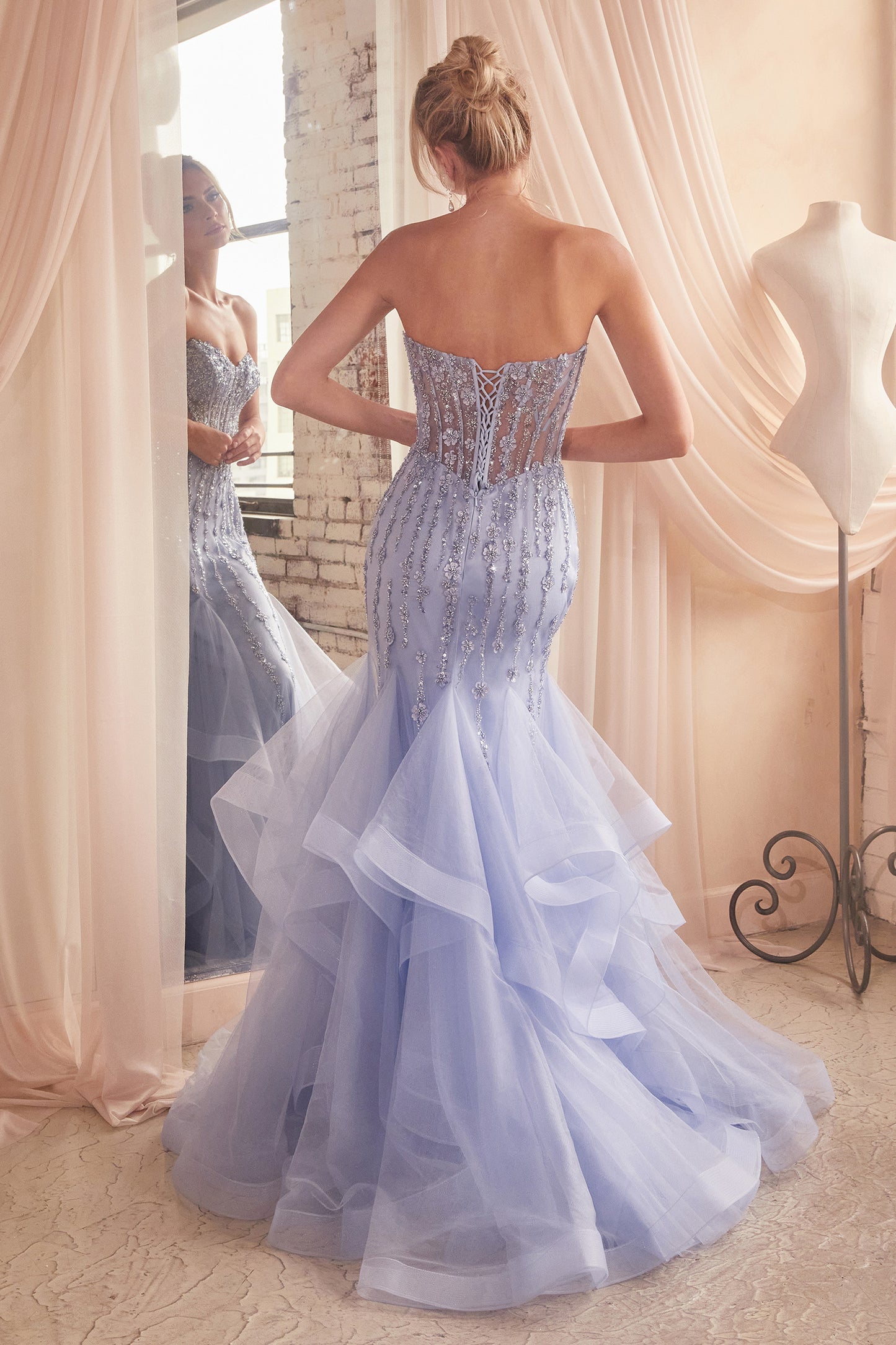 Vestido corte Sirena Escalonado con Adornos Color English Violet.