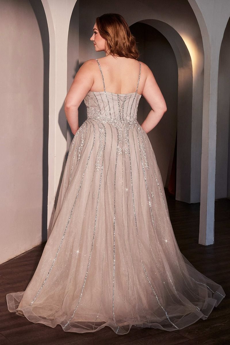Vestido en Línea A Capas de Tul Curvy, Color Silver