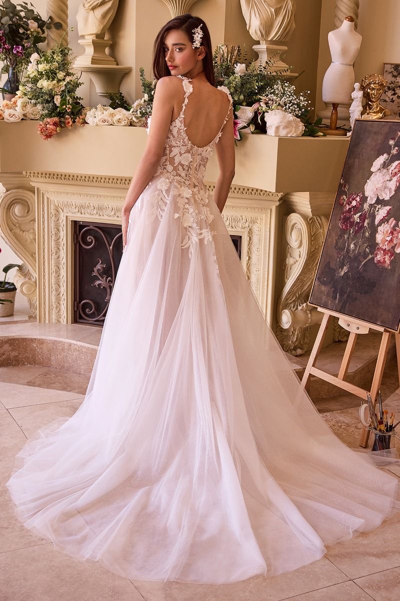 Vestido de Novia de Tul con Aplicaciones de Encaje.