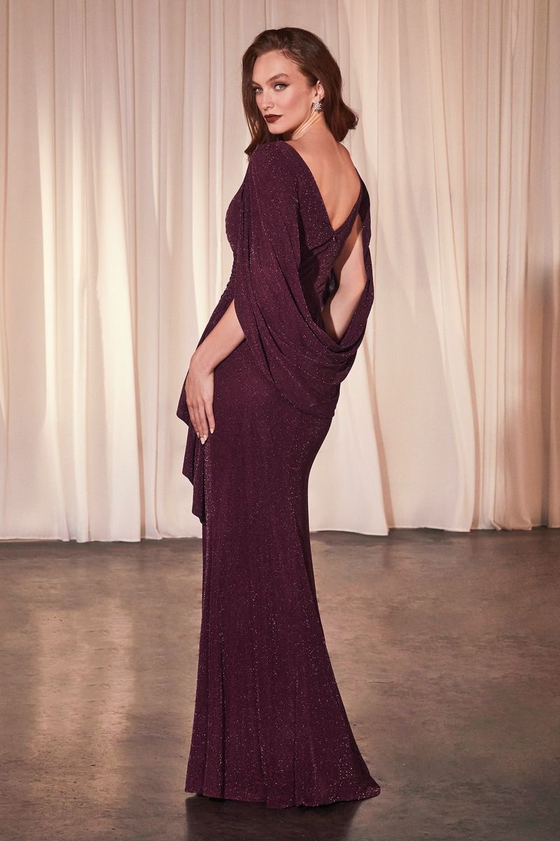 Vestido Drapeadoo Entallado Semielástico Con Capa Color Wine.