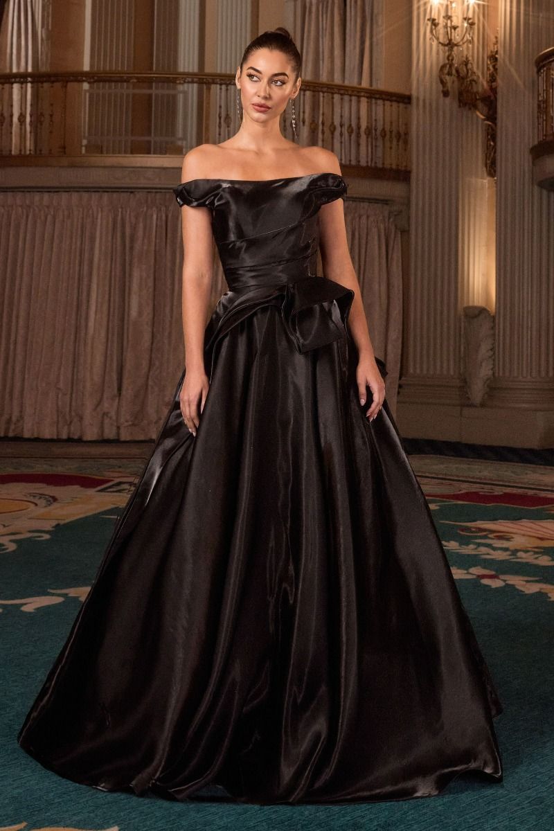 Vestido con Escote con hombros descubiertos, cintura plisada estructurada y corpiño fruncido.