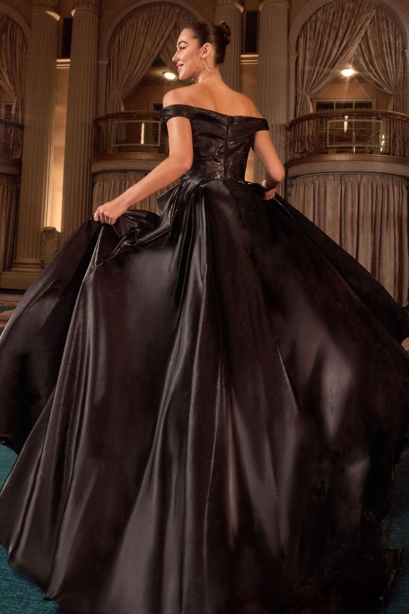 Vestido con Escote con hombros descubiertos, cintura plisada estructurada y corpiño fruncido.