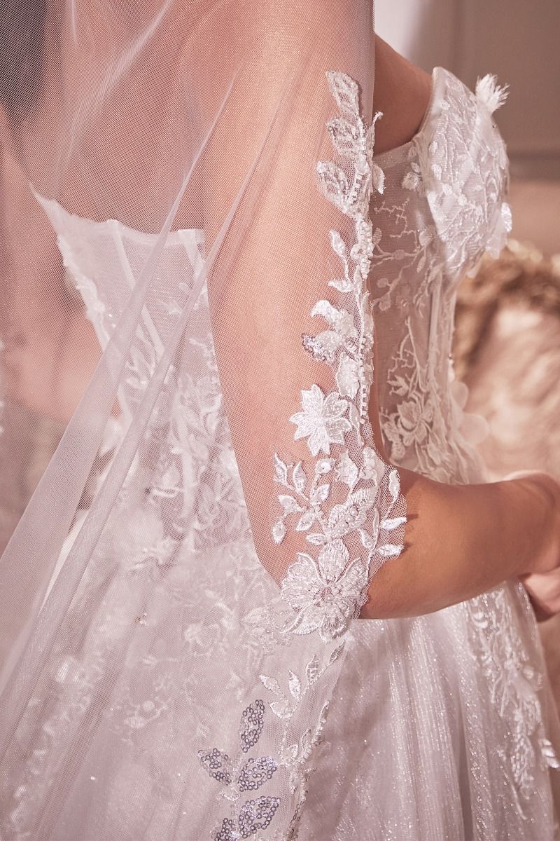 Velo de Capilla con Borde Floral y Cuentas.