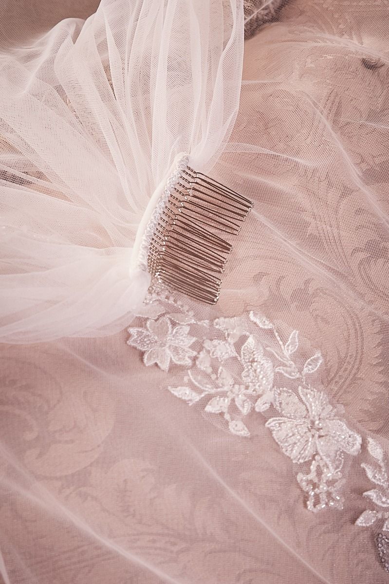 Velo de Capilla con Borde Floral y Cuentas.