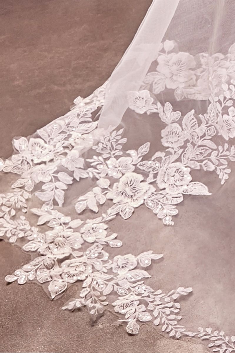 Velo de Novia de encaje festoneado floral Color Off White.