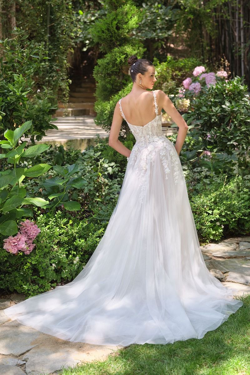 Vestido de Novia Corte en A con Aplicaciones en Flores y Abertura en la pierna