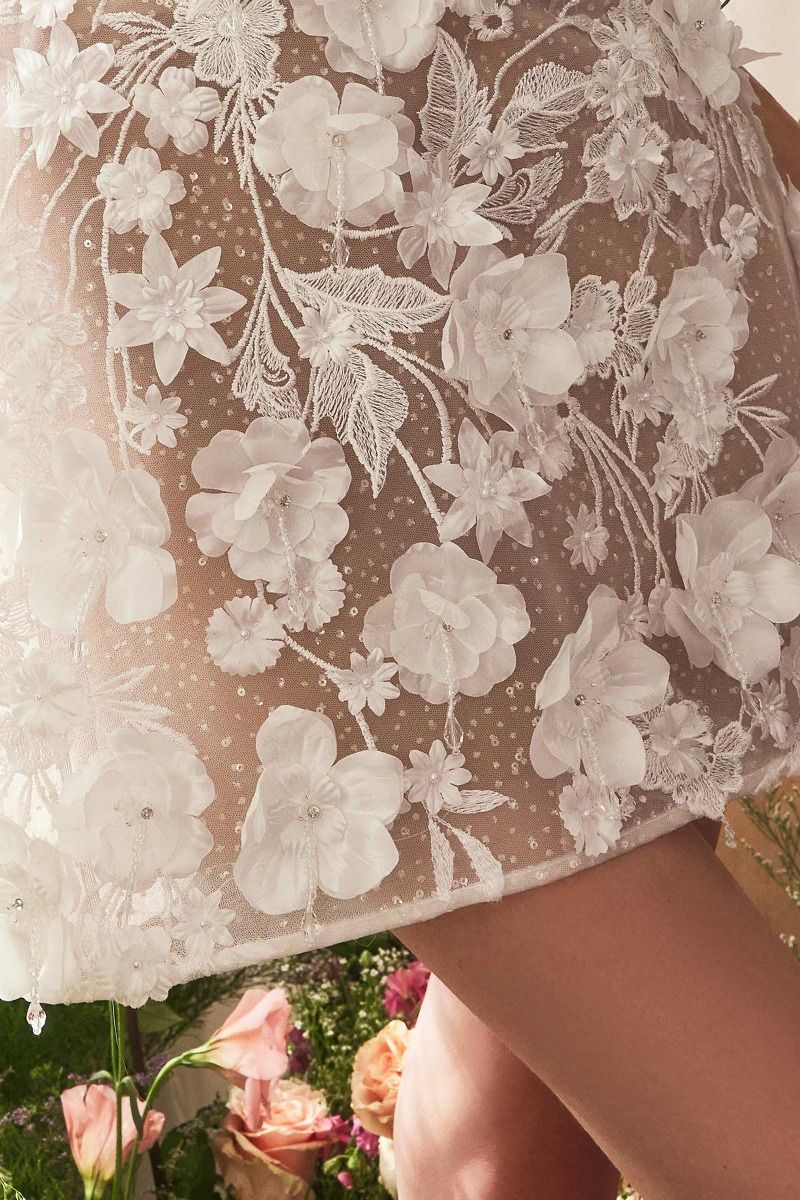 Vestido Corto de Novia Sin Tirantes con Flores y Encaje Dimensional.