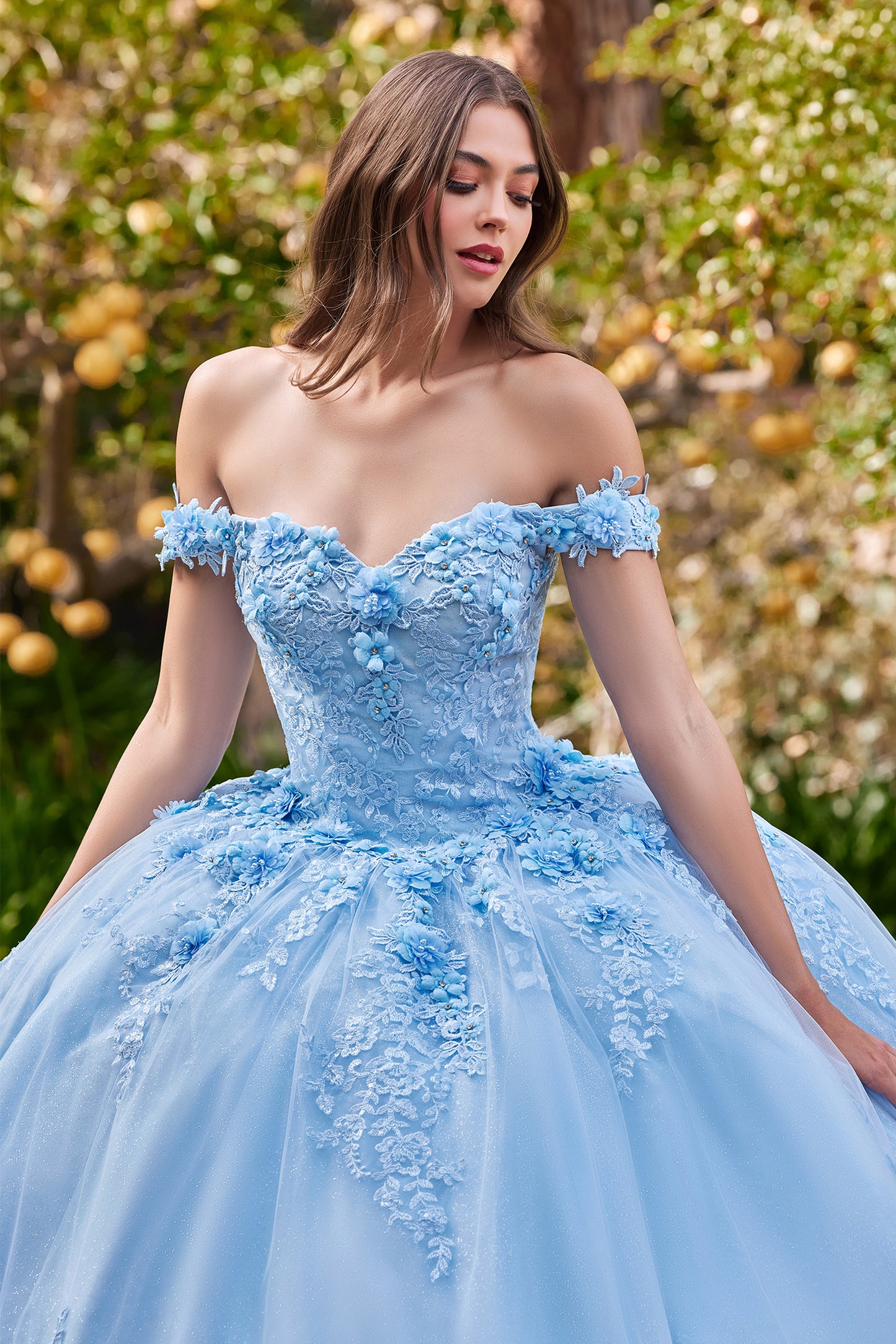 Vestido de fiesta de tul a capas con aplicación floral