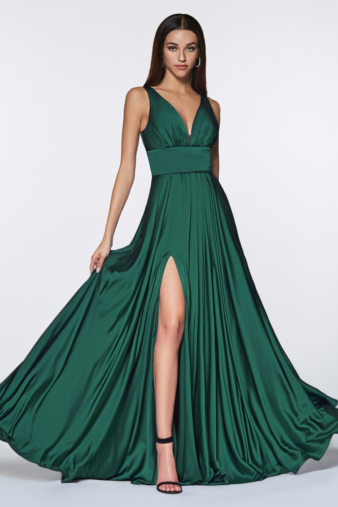 Vestido de de honor corte A con tela satinada color esmeral – Boutique Maria Regna