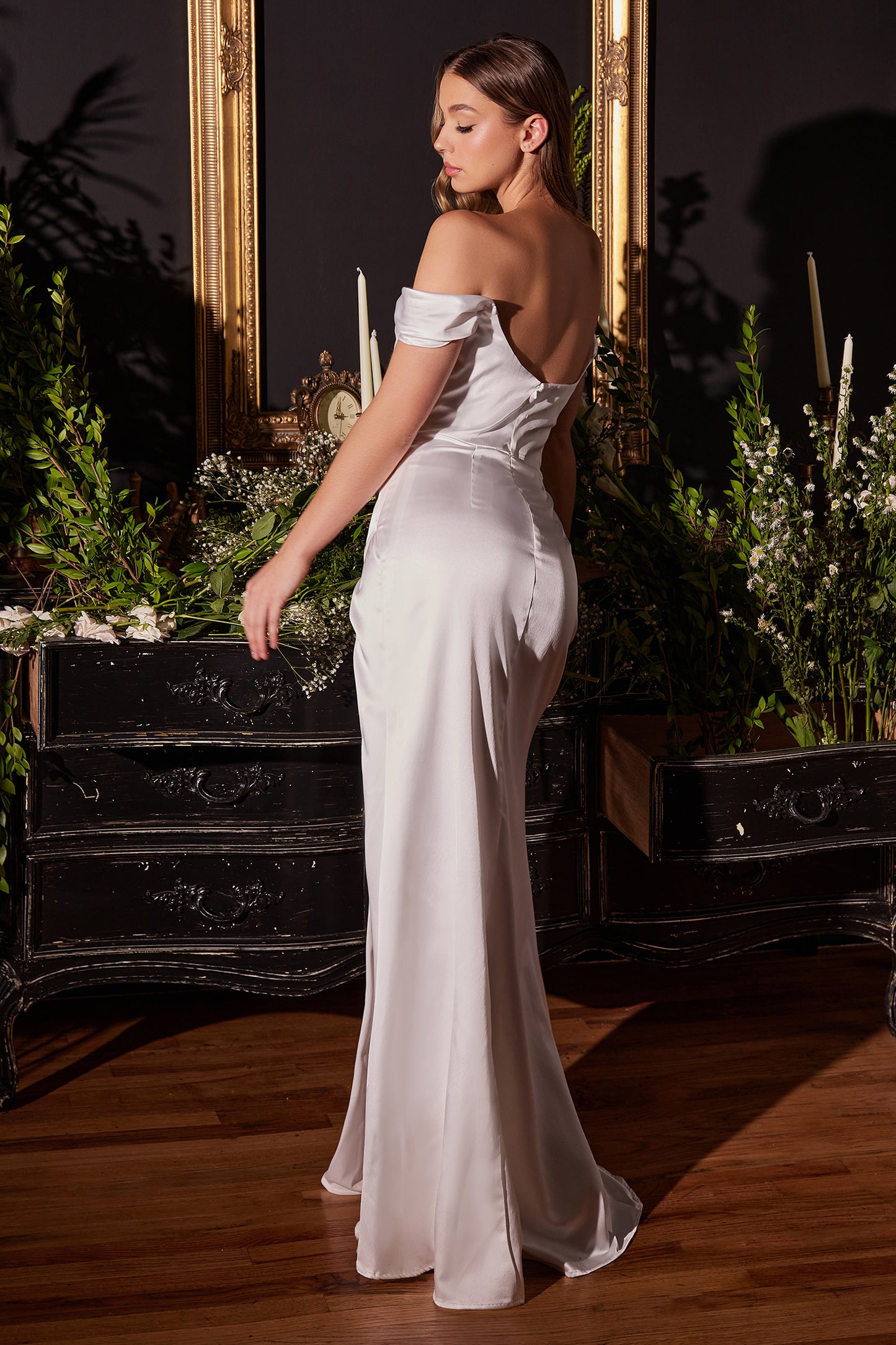 Vestido de novia con corsé de satén con hombros abierto y abertura lateral