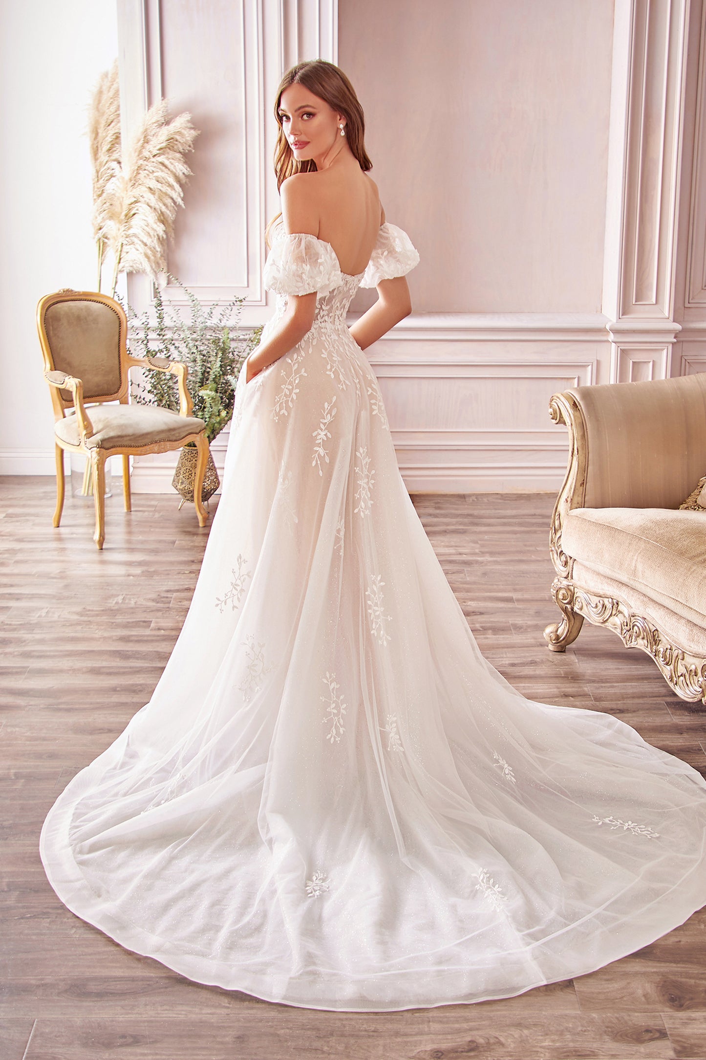 Vestido de novia cuello v y espalda abierta
