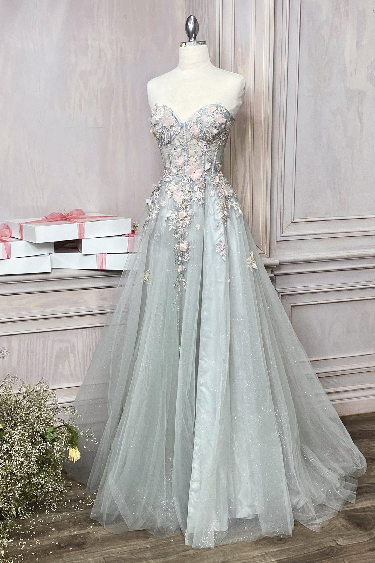 Vestido con Escote Corazón Aplicaciones y Encaje Floral, sin mangas brillante. Color París Blue