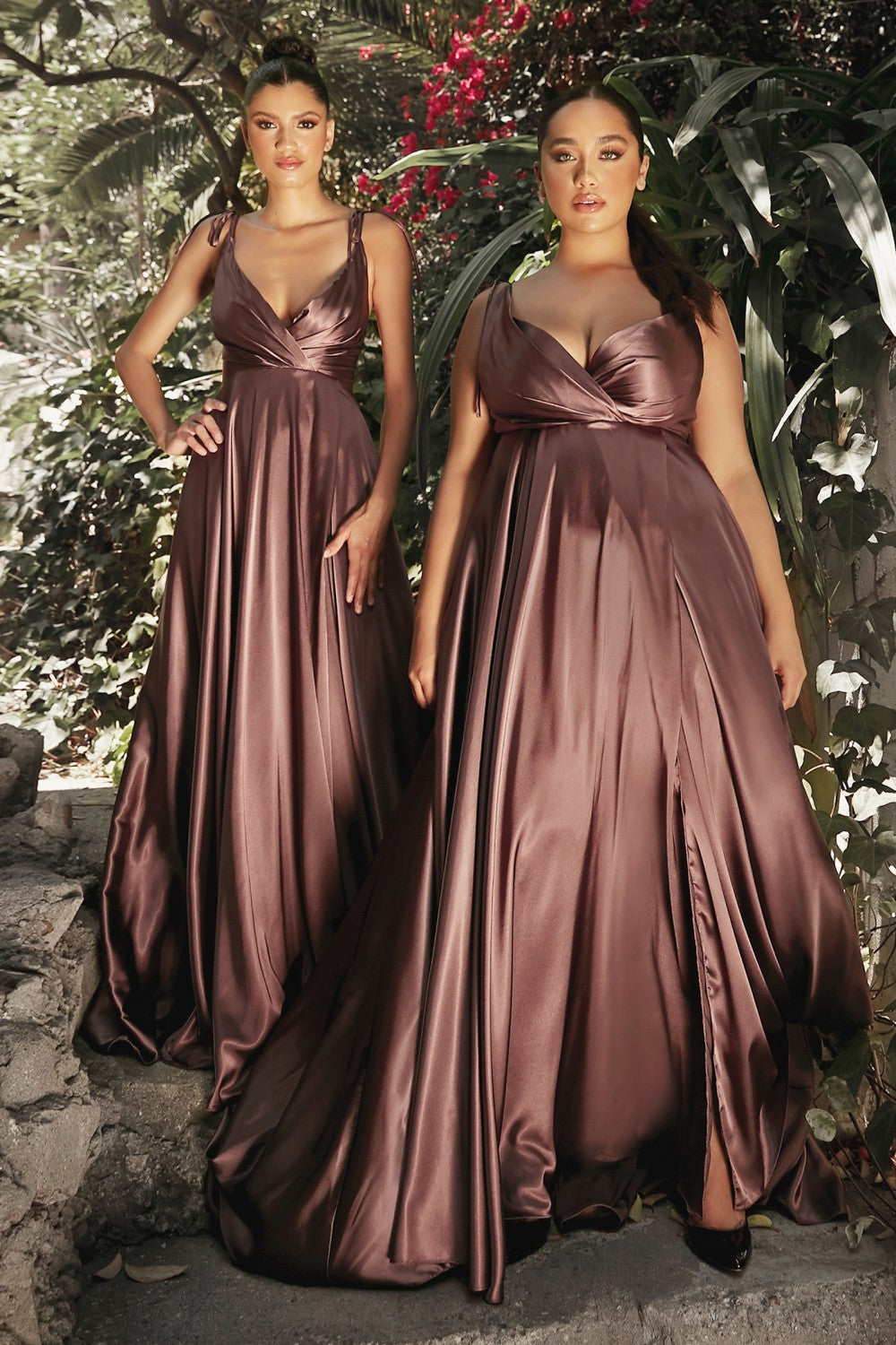 Vestido de dama de honor corte A de tela satinada y una falda fluida con apertura color Mahogany.