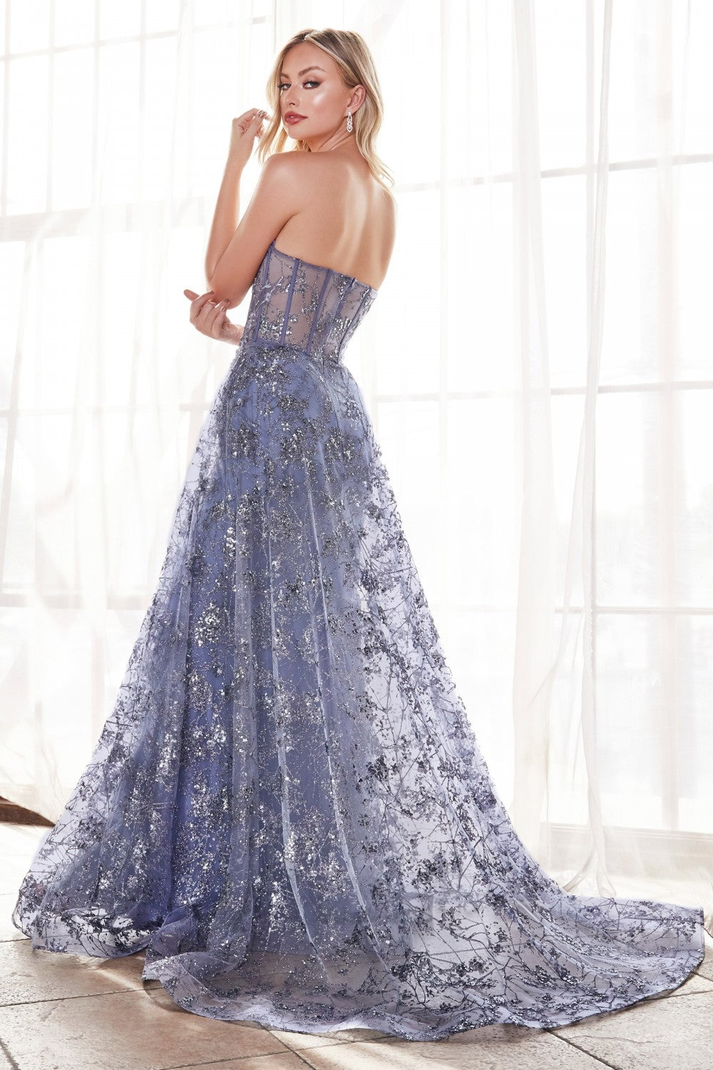 Vestido Ajustado de Encaje y Glitter con Escote en Corazón. Color Smoky Blue