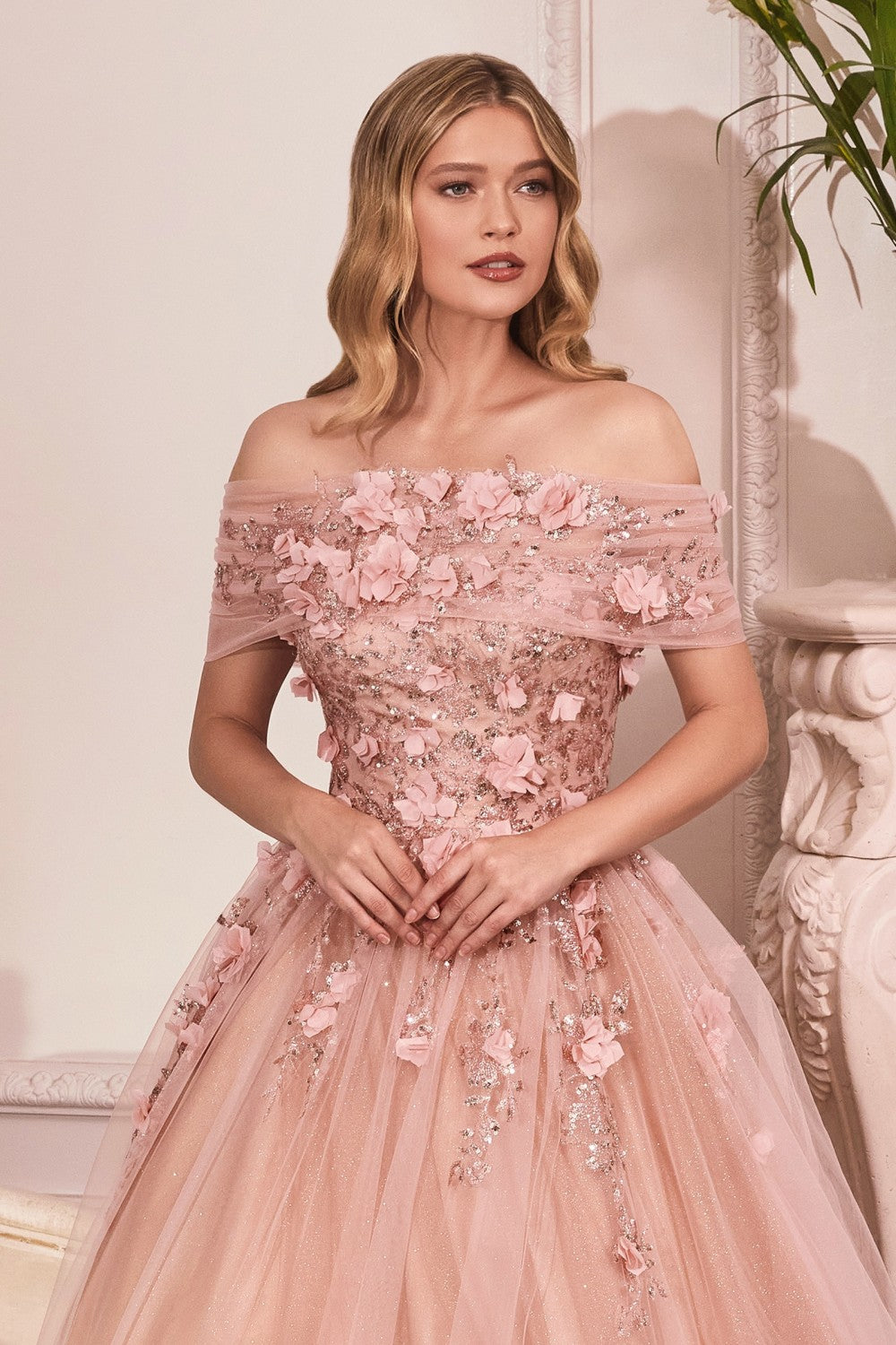Vestido de noche corte A sin tirantes y apliques florales color oro rosado