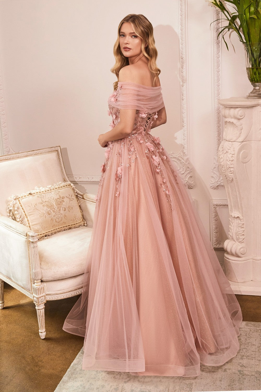 Vestido de noche corte A sin tirantes y apliques florales color oro rosado