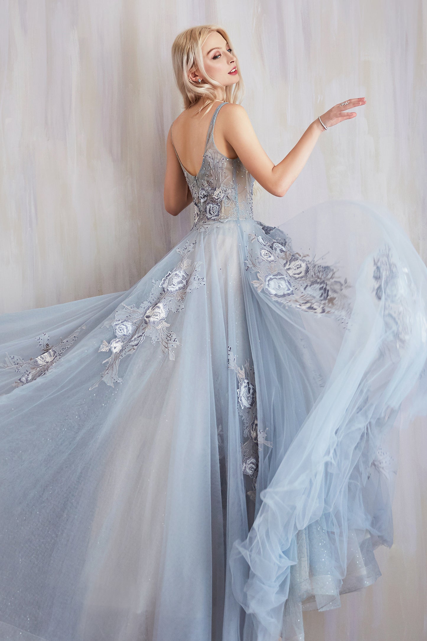 Vestido de tirantes con cuello v falda de tul y aplicaciones florales Color Paris Blue