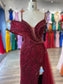 Vestido Al Hombro con Escote en V, Aplicaciones de Cuentas y Capa de Tul, Colores Burgundy y Gold
