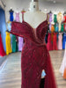 Vestido Al Hombro con Escote en V, Aplicaciones de Cuentas y Capa de Tul, Colores Burgundy y Gold