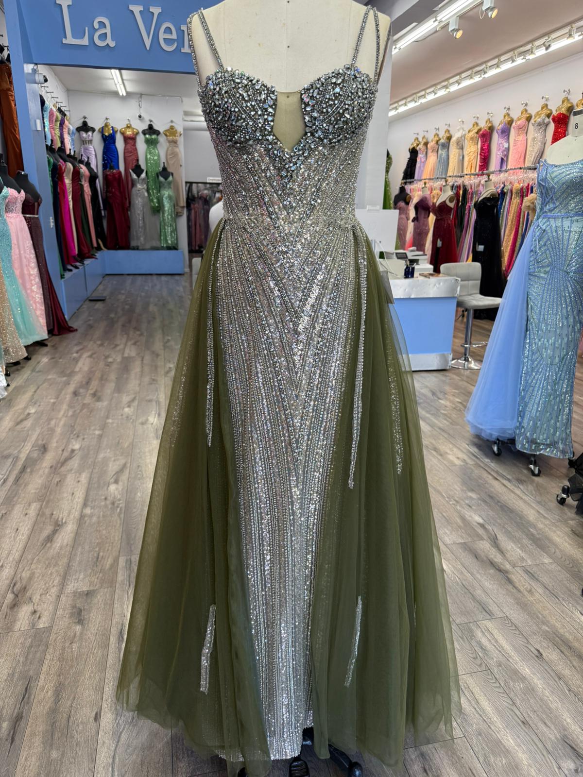 Vestido de Alta Costura en línea recta con acabados en Cristales con sobrefalda. (Varios Colores)