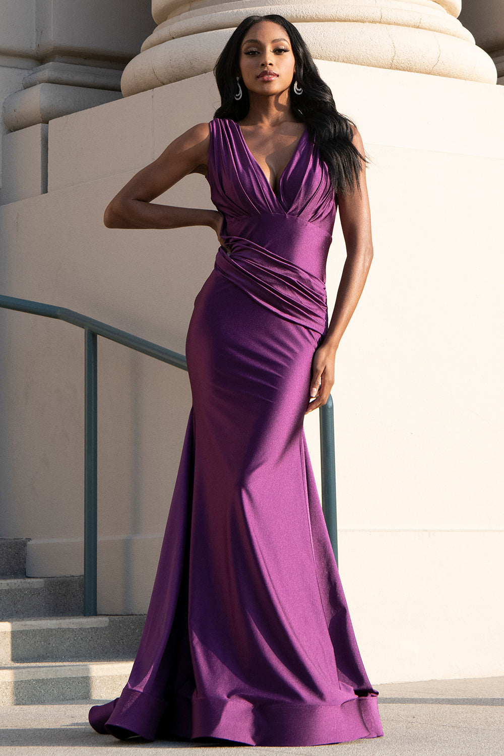 Vestido Cote Sirena, Sin Mangas, Cuello V, Con Detalles Drapeados, Colores Eggplant y Magenta