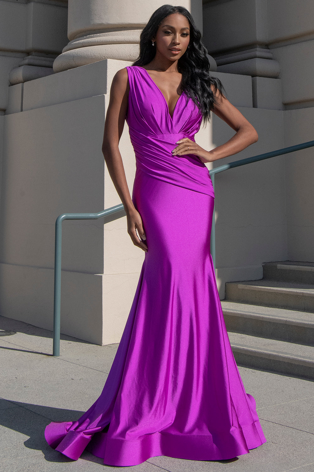 Vestido Cote Sirena, Sin Mangas, Cuello V, Con Detalles Drapeados, Colores Eggplant y Magenta
