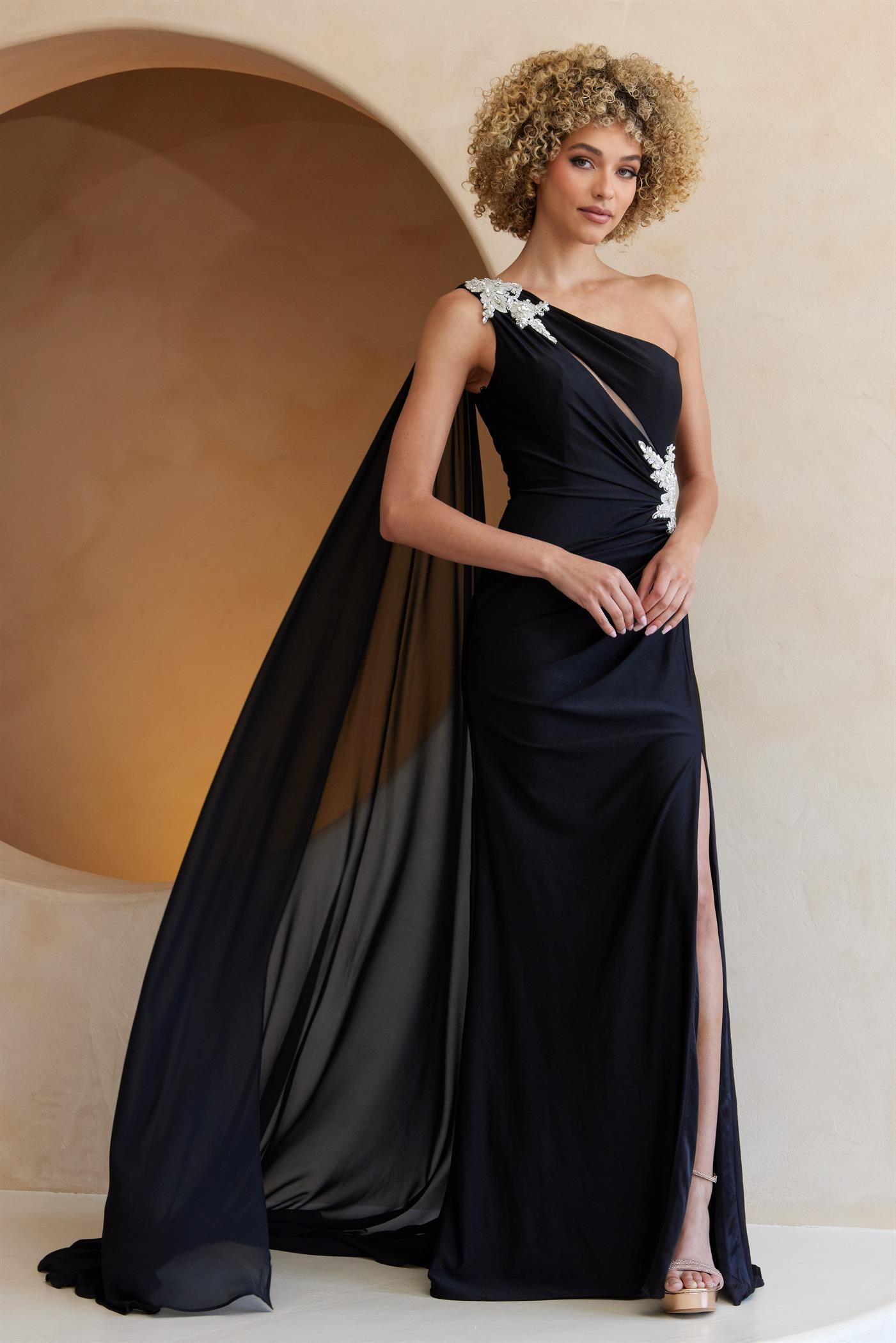 Vestido a un Hombro con Adornos y Escote transparente con Abertura en la Pierna (Varios Colores)