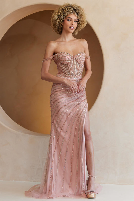 Vestido Recto con Abertura en la Pierna Escote de Corazón Bordado con Pedreria, Colores Gold y Rose Gold