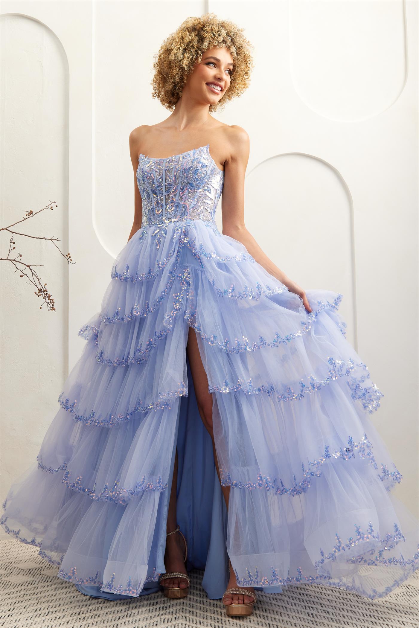 Vestido Corte en A Falda de Tul con Olanes con Escote Bordado. Colores Red y Periwinkle