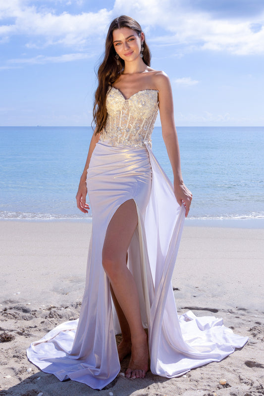 Vestido de Novia Con Abertura en la Pierna y Corsé de Corazón Bordado con Pedreria, Color Ivory