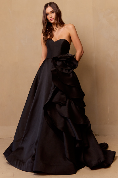 Vestido en Linea A Liso con Aplicación de Flor y Olanes a un Costado, Colores Black y Emerald Green