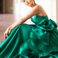 Vestido en Linea A Liso con Aplicación de Flor y Olanes a un Costado, Colores Black y Emerald Green