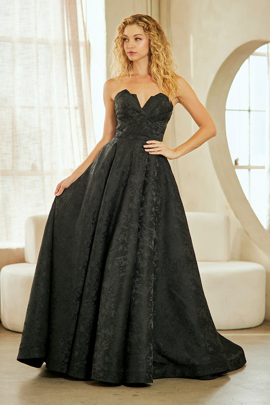Vestido corte en A con abertura en un costado con Tipo Corse color Black.