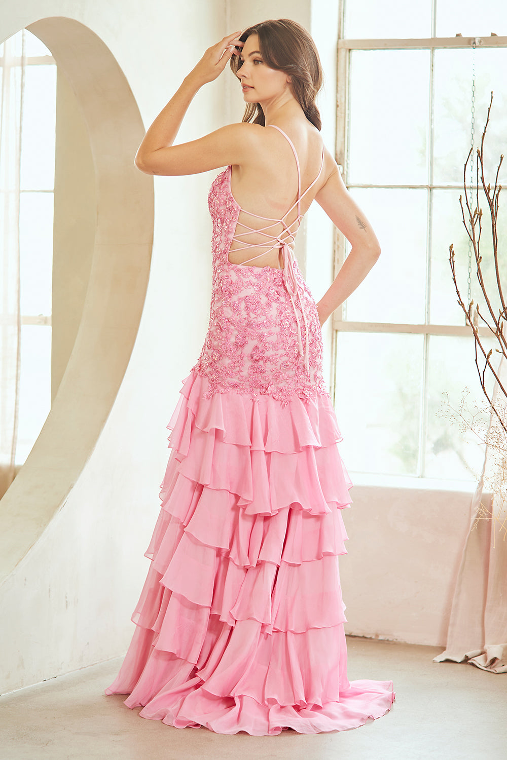 Vestido Ajustado, Con Tirantes Escote Redondo, Espalda Descubierta, Encaje Hasta la Cadera, con Falda de Olanes en Cascada y Abertura en la Pierna, Colores Ligth Blue y Pink