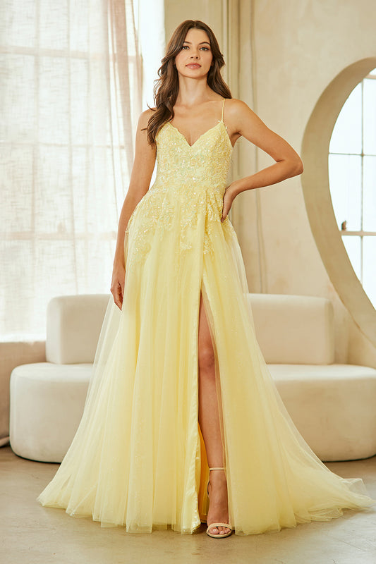 Vestido en Línea A de Tul con Forro y con Abertura a aun costado y detalles de Encaje  brilloso (Varios Colores)