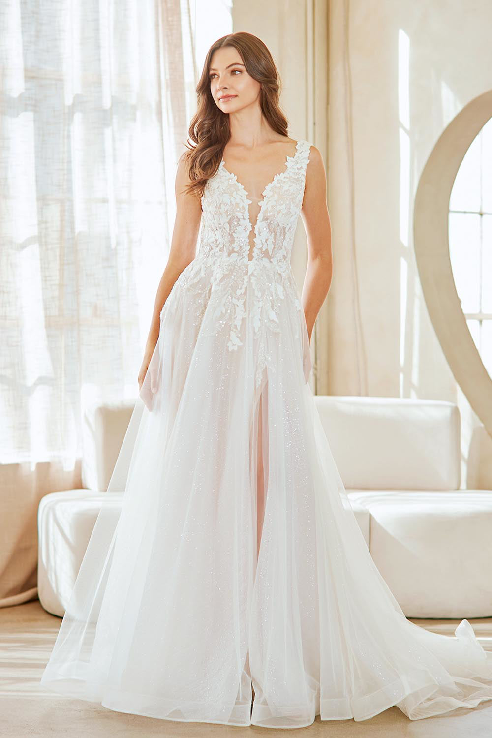 Vestido de Novia en Corte A, Tirantes Anchos, Escote en V Profundo y Espalda Descubierta, Color White