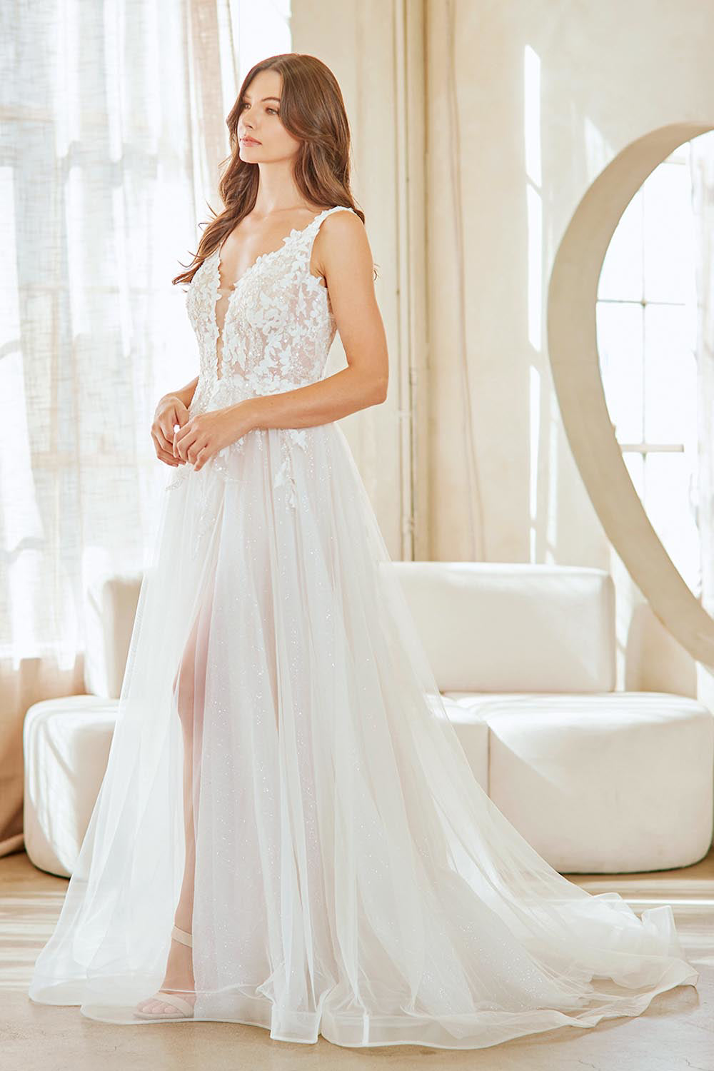 Vestido de Novia en Corte A, Tirantes Anchos, Escote en V Profundo y Espalda Descubierta, Color White