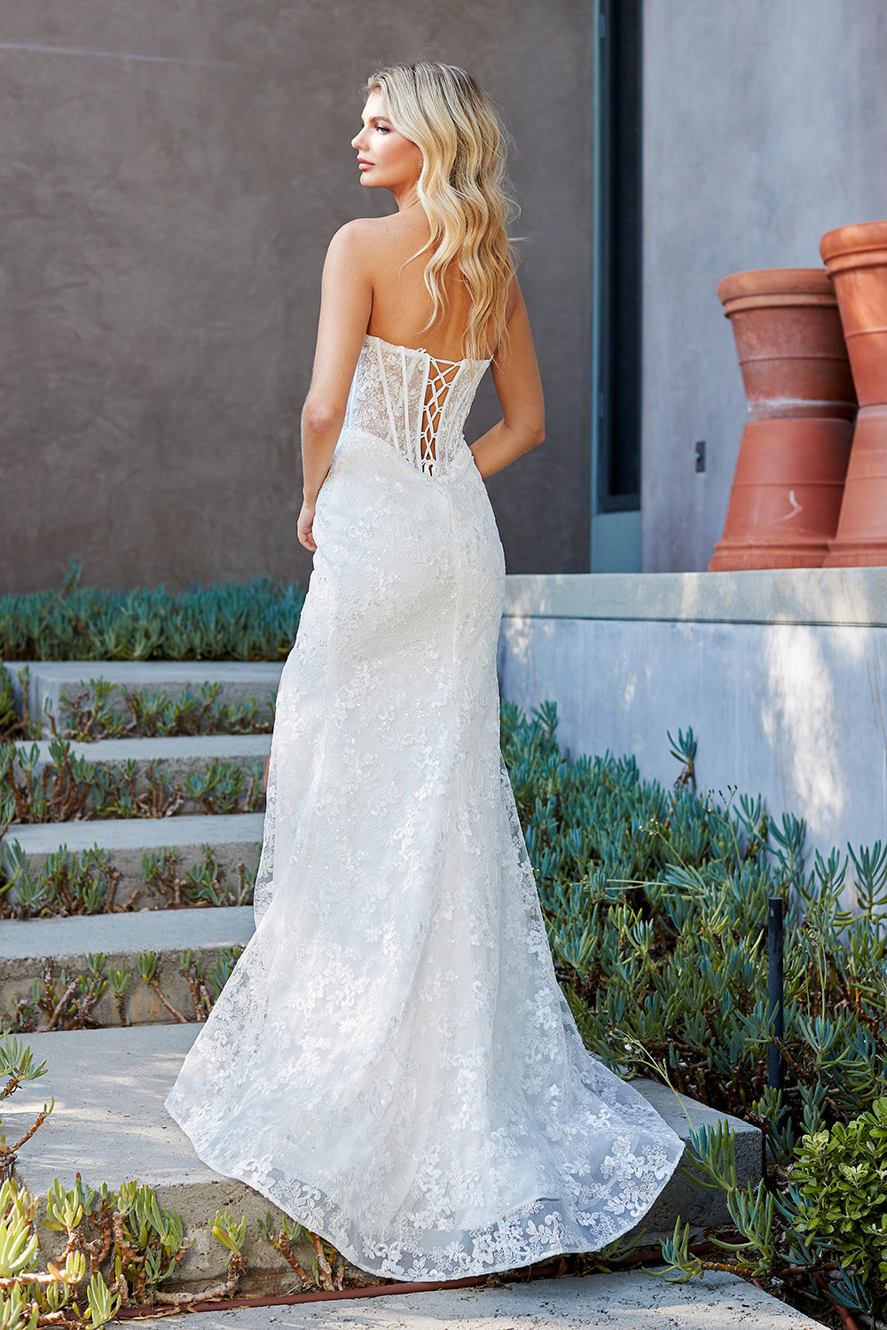 Vestido de Novia Ajustado de Encaje, con Escote Recto y Detalle en Drapeado, con Corsé y Abertura en la Pierna, Color White